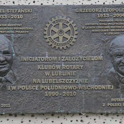 Pamiątkowa tablica poświęcona twórcom dzisiejszego Rotary w Lublinie -- G.L. Seidlerowi i M. Stefańskiemu.
